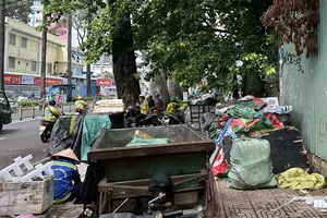 Đơn vị thu gom rác tại phường Bàn Cờ, TPHCM. Ảnh: THANH HIỀN