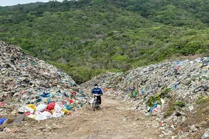 Rác chất thành núi tại khu vực Bãi Nhát - Côn Đảo. Ảnh: QUANG VŨ