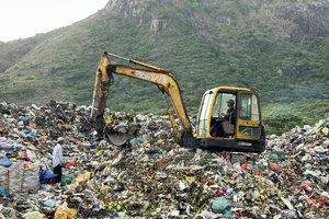 Rác chất thành núi tại khu vực Bãi Nhát - Côn Đảo. Ảnh: QUANG VŨ