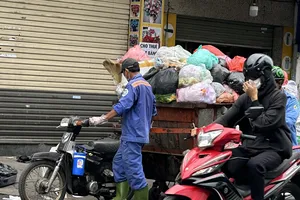 Nhân viên thu gom rác thải sinh hoạt tại phường Nhiêu Lộc, TPHCM. Ảnh: THANH HIỀN