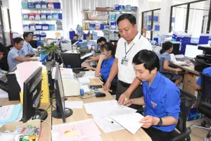 Cán bộ - công chức làm việc tại Chi nhánh Văn phòng đăng ký đất đai số 36 theo quyết định mới. Ảnh: QUANG VŨ