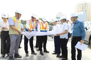 Đoàn giám sát Bộ Xây dựng đang giám sát tại dự án nhà ở cho lực lượng công an tại đường Nguyễn Văn Quá. Ảnh: THANH HIỀN