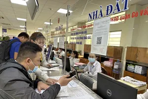 Người dân đến UBND phường Gò Vấp (TPHCM) làm thủ tục liên quan đến nhà đất. Ảnh: THANH HIỀN