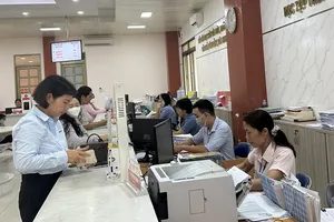 Người dân đến liên hệ làm việc tại UBND phường Tân Bình, TPHCM. Ảnh: THANH HIỀN