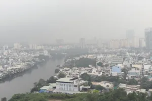 TPHCM sáng 17-12, nhìn từ trên cao từ phường Tân Hưng về trung tâm Thành phố trong điều kiện không khí mờ đục, tầm nhìn bị hạn chế. Ảnh: HOÀNG HÙNG