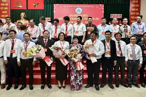 Ban chấp hành Hội Doanh nghiệp xã Tân Vĩnh Lộc nhiệm kỳ 2025-2030 ra mắt đại hội. Ảnh: THANH HIỀN