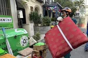 Lực lượng chức năng phường Phú Nhuận tiếp nhận rác cồng kềnh của người dân chuyển đến điểm thu gom. Ảnh: THANH HIỀN