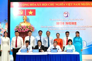 Các khối thi đua của phường Xuân Hòa ký kết giao ước thi đua tại hội nghị. Ảnh: TH