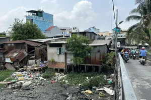 Những căn nhà ven rạch Xuyên Tâm, TPHCM đang được giải tỏa để thực hiện dự án. ẢnH: THANH HIỀN