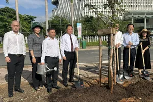Lãnh đạo Sở Xây dựng TPHCM trồng cây tại lễ phát động trồng cây đời đời nhớ ơn Bác Hồ. Ảnh: THANH HIỀN