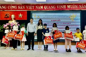Lãnh đạo phường Xuân Hòa trao quà cho các em thiếu nhi tại chương trình. Ảnh: THANH HIỀN