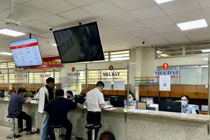 Người dân đến Chi nhánh Văn phòng Đăng ký đất đai số 15 (332 đường Quang Trung, phường Gò Vấp) thực hiện thủ tục. Ảnh: THANH HIỀN