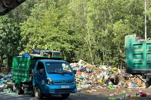 Các xe chở rác đổ vào trạm trung chuyển rác tại hẻm 413 Trần Phú, phường Vũng Tàu, TPHCM. Ảnh: QUANG VŨ