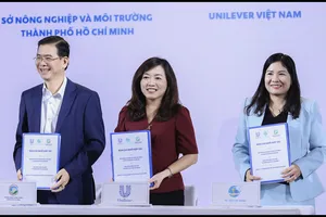 Lễ ký kết hợp tác về phối hợp triển khai kế hoạch phân loại rác tại nguồn. Ảnh: THANH HIỀN