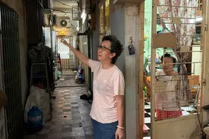 Người dân phản ánh tình trạng xuống cấp tại khu vực hành lang chung cư 24 Ngô Quyền, phường An Đông, TPHCM. 