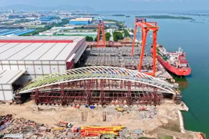 Khối vòm thép cầu đi bộ đã thử tải thành công và sẵn sàng lai dắt về sông Sài Gòn.
