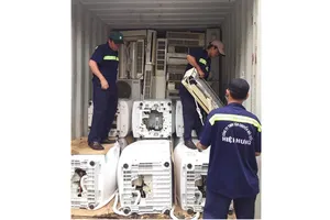 Lực lượng chức năng kiểm tra lô hàng nhập lậu tại cảng Cát Lái