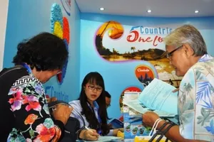 Khách hàng tìm hiểu về  các tour du lịch tại ITE HCM 2016