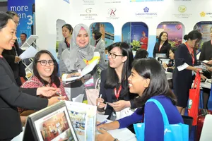 Khách đặt tour, khách sạn tại Hội chợ Du lịch Quốc tế TPHCM 2017. Ảnh: CAO THĂNG