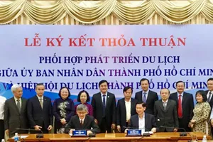 Lễ ký kết hợp tác phát triển du lịch diễn ra tại UBND TP ngày 4-10