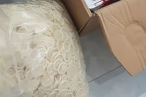 Phát hiện hàng trăm ngàn bao cao su nghi giả thương hiệu