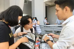 Hàng giả giống như thật, nhưng hàng thật (chiếc túi bên trái) có giá gần 20 triệu đồng.