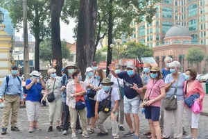 Du khách được tặng khẩu trang khi tham quan quận 1, TPHCM sáng nay 2-2