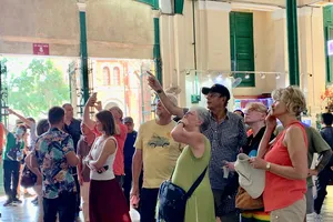 Du khách tham quan TPHCM vào tháng 2-2020