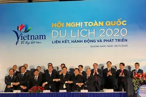 Quang cảnh buổi ký kết liên kết phát triển du lịch giữa các tỉnh, thành phố trưa 28-11