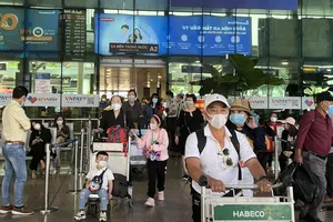 Khách đi du lịch, về quê đông nghẹt