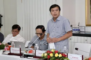 Tổng biên tập Tăng Hữu Phong đóng góp ý kiến tại chương trình gặp gỡ các tổng biên tập 