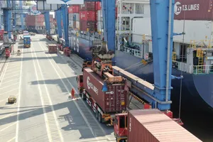 Hàng hóa cập cảng Cát Lái, TPHCM ngày 12-10. Ảnh: HOÀNG HÙNG