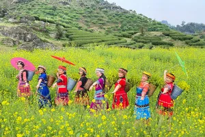 Khách trải nghiệm du lịch tại Điện Biên