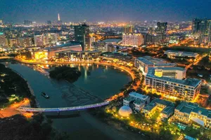 Một góc quận 7 về đêm. Ảnh: HOÀNG HÙNG