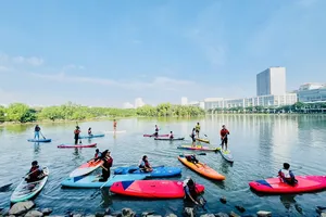 Du khách trải nghiệm chèo SUP tại quận 7