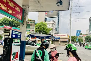 Khách đổ xăng trên đường Điện Biên Phủ, quận 3, TPHCM