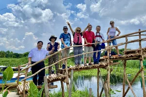 Khách thích thú tham quan sông nước miền Tây