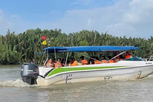 Đoàn khách tham quan sông nước TPHCM sáng ngày 9-8