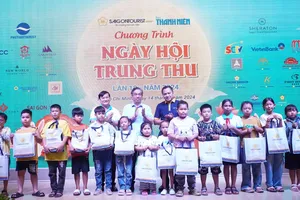 Đồng chí Nguyễn Phước Lộc cùng các đại biểu tặng quà cho các em thiếu nhi 