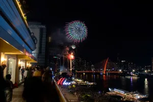 Khách ồ ạt đổ về TPHCM nghỉ lễ 30-4 và 1-5