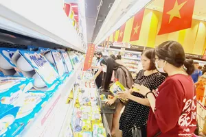 Người dân mua sắm đông nghẹt vào những ngày đầu nghỉ lễ