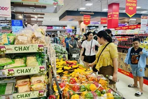 Khách lựa chọn hàng hóa các loại tại AEON Mall Tân Phú
