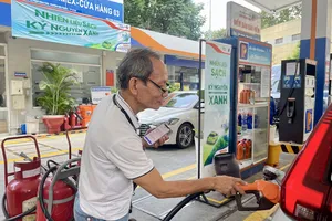 Người dân đổ xăng E10 tại cây xăng Petrolimex trên đường Phạm Hồng Thái, phường Bến Thành, TPHCM. Ảnh: HOÀNG HÙNG