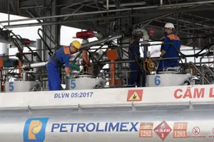 Nhân viên nạp xăng vào bồn chứa tại Tổng kho Xăng dầu Nhà Bè, TPHCM. Ảnh: HOÀNG HÙNG