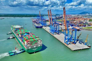 Tàu 200 ngàn DWT cập cảng Gemalink. Ảnh: Quang Vũ