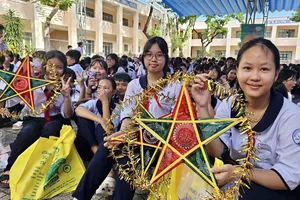 Các em nhỏ háo hức nhận quà Trung thu chiều 3-10