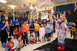 Các em nhỏ háo hức thưởng thức những tiết mục biểu diễn của chú hề