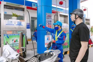 Người tiêu dùng đổ xăng E10 tại cây xăng PVOIL 