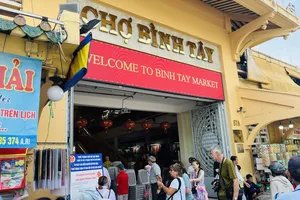 Chợ Bình Tây tấp nập đón khách cả ngày và đêm