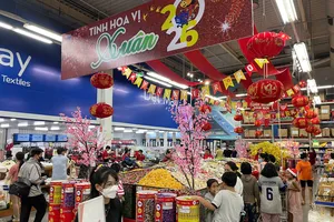 Người dân mua sắm tại siêu thị trên địa bàn TPHCM. Ảnh: GIA HÂN